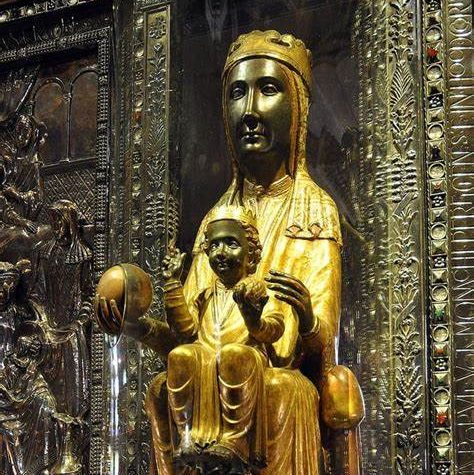 Este Domingo de la Divina Misericordia celebramos también la solemnidad de la Virgen de Montserrat, patrona principal de Cataluña.

Que la 'Moreneta' nos guíe hacia el cielo con esperanza. Santa María, ruega por nosotros.

#CartaDominical
tinyurl.com/ncrm7fdp