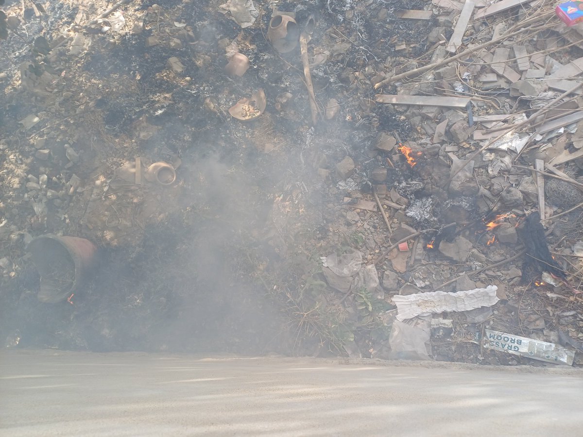 rkeccentric's tweet photo. Reported open burning of plastic waste beside our house on the Swachhata app, but the issue was falsely marked as resolved with an unrelated photo of a clean road. This is unacceptable. How is this allowed? @CPCB_OFFICIAL @GreaterJaipur @byadavbjp @SwachhBharatGov @MoHUA_India https://t.co/SjEnFf78KA