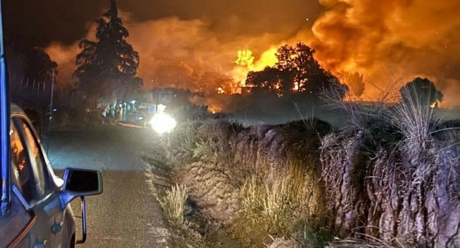 NetworkTulan's tweet photo. 🌐CMMLI: 🇲🇽
⚠️ BREAKING NEWS ⚠️
📍#TLAHUAPAN

💥🔥 ‼️OPERATIVO EFECTUADO EN #COLTZINGO PERMITIÓ EL ASEGURAMIENTO DE UNIDADES CON COMBUSTIBLE ILEGAL.

AL SER MOVIDAS PERSONAS INCENDIARON UNA DE ELLAS MISMA QUÉ EXPLOSIÓN E INCENDIO HIRIENDO A VARÍAS PERSONAS.‼️

🛑TOME PRECAUCIONES https://t.co/3CDisXgShQ