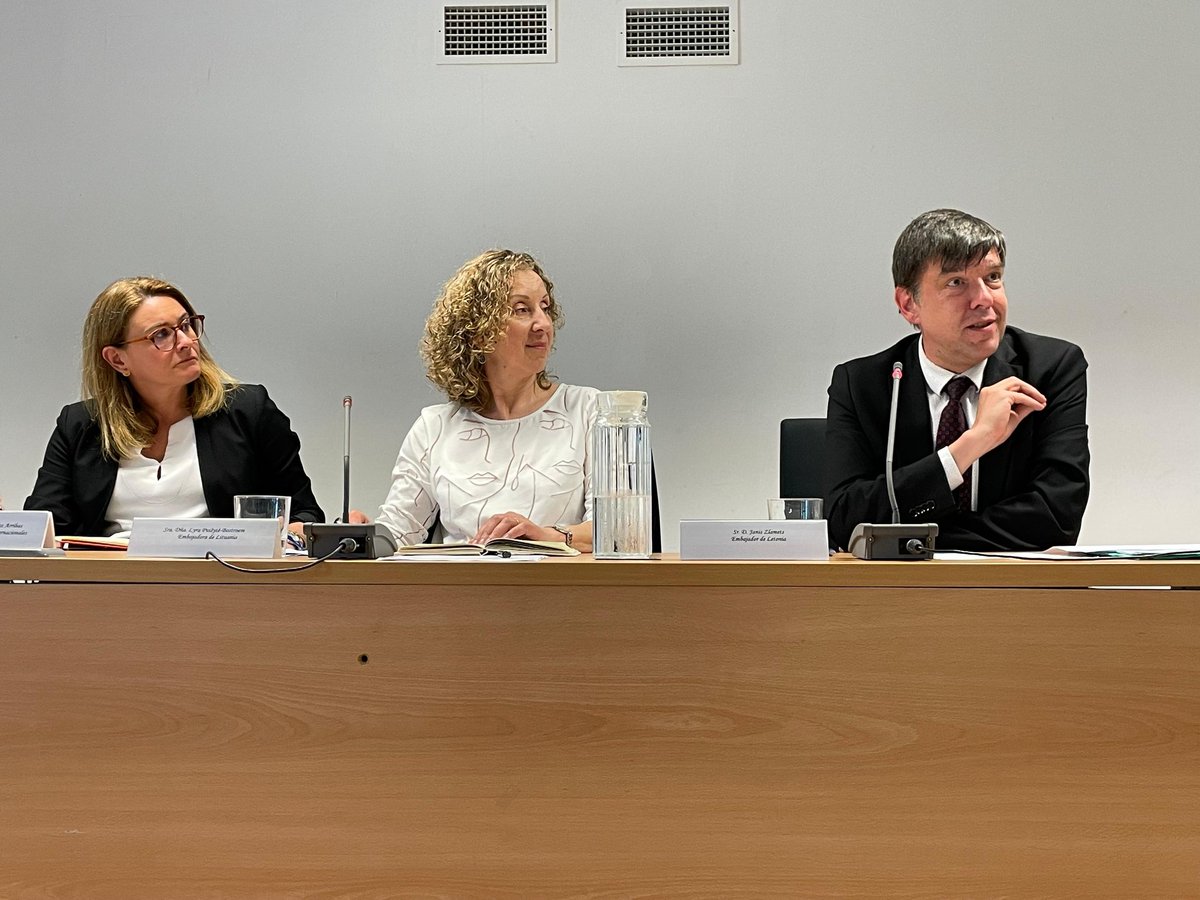 LVenEspana's tweet photo. Embajador de Letonia@JZlamets con @LPuisyteB y Nils Haugstveit de @NoruegaenEspana en el marco de cooperación nórdico báltica NB8 dió la conferencia sobre las amenazas y desafíos de seguridad actuales en @UPODerecho. Gran éxito entre los estudiantes de @pablodeolavide https://t.co/Ny1mckeVW7