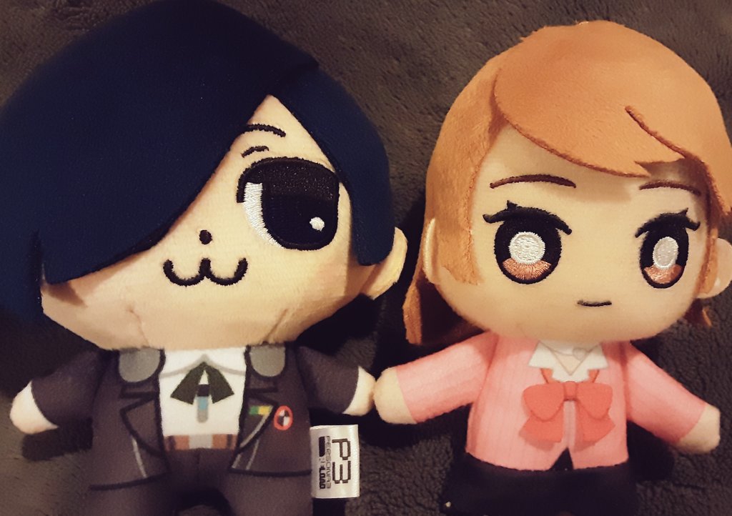 he looks so dumb next to the normal nuis