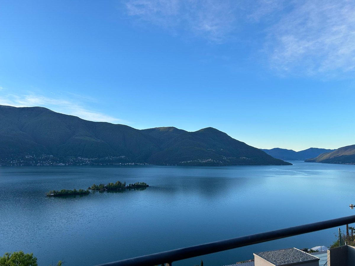 meteoschweiz's tweet photo. Im Norden grau, im Süden blau. Während die Alpennordseite sich heute noch in einem Nordstau befindet, hatte das Tessin und Misox mit #Nordwind einen fast wolkenlosen Tagesstart. Bilder vom #Bantiger und von #Ronco sopra #Ascona. Quelle: Meteomeldungen/App, Roundshot. https://t.co/W8OVj20MOr