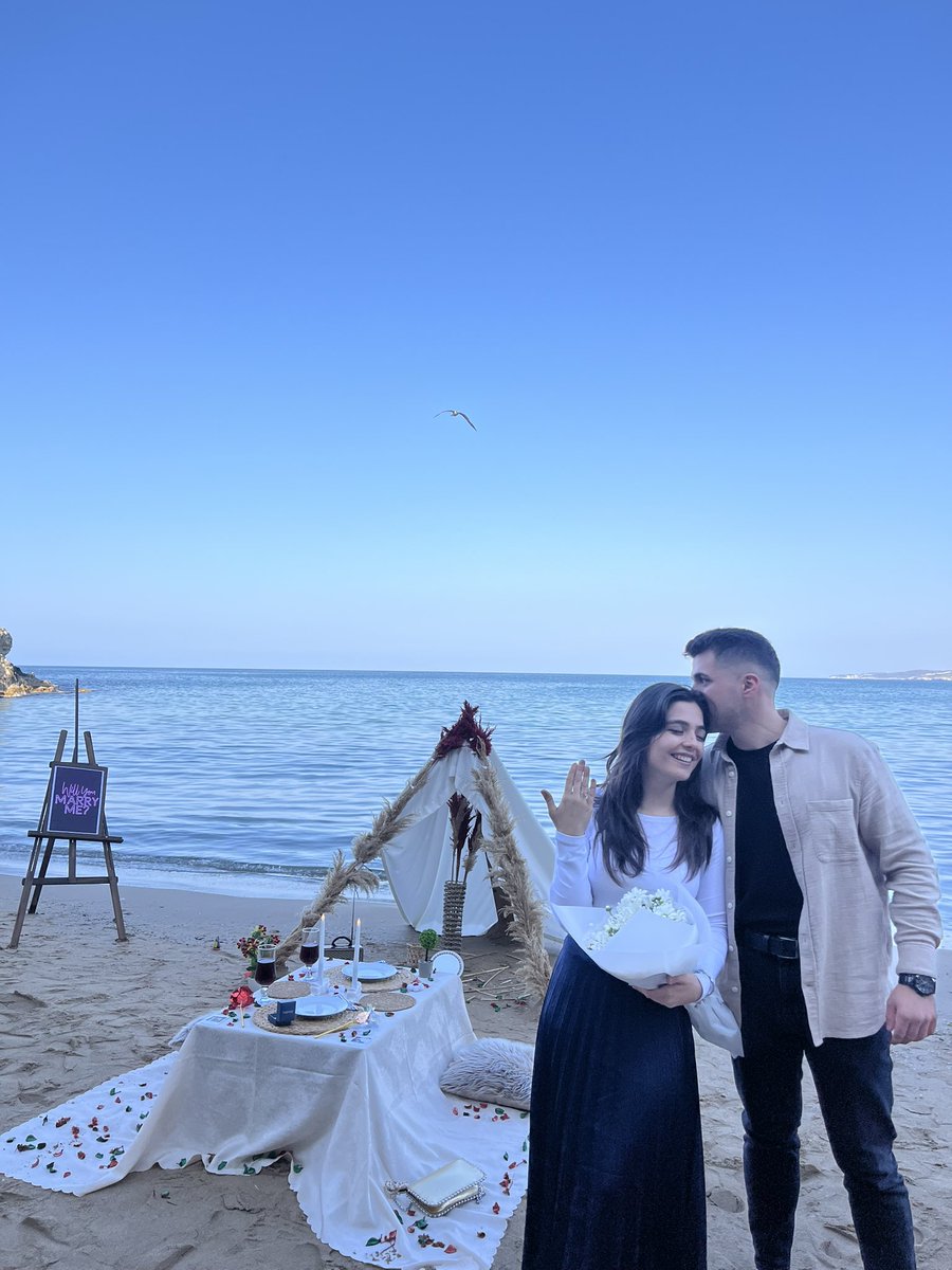 Esranurrinam's tweet photo. İlk buluşmada kaza geçirip beli kırılan adamdan evlilik teklifine 🥹🥳🙈   @emirhanakskl https://t.co/vU34QBLGkb