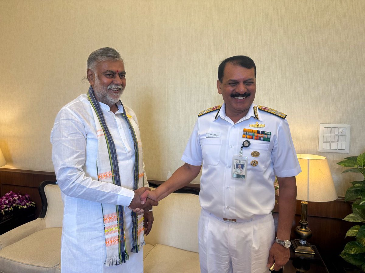 हमारे ऐसे जाबांज जिनके हौसले देखकर समुंदर की लहरें भी थर्रा उठती हैं ।उनसे मिलकर असीमित ऊर्जा का संचार होना स्वाभाविक है। ऐसे सपूतों को जन्म देकर तुम धन्य हुई मां भारती।आज मा रक्षामंत्री <a href="/rajnathsingh/">Rajnath Singh</a> जी से भेंट के पूर्व ,मध्यप्रदेश में जन्मे नेवी चीफ श्री दिनेश त्रिपाठी जी से