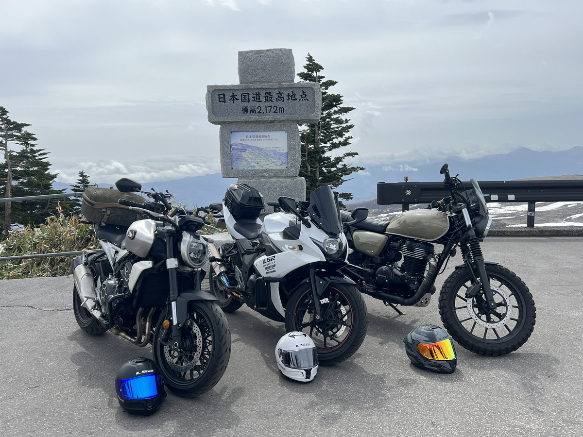 mae_nori's tweet image. 5連休初日⭐️
自分の中のルーティン、毎年恒例の志賀草津高原ルートへのツーリング🏍️
今年は一部区間が雪崩のため開通延期で、万座ハイウェイーから迂回💨
朝は雨降っていましたが、標高が上がるにつれ晴れてきて、めっちゃ気持ちの良いツーリングでした♫
#志賀草津高原ルート #渋峠 #LS2 #LS2三兄弟