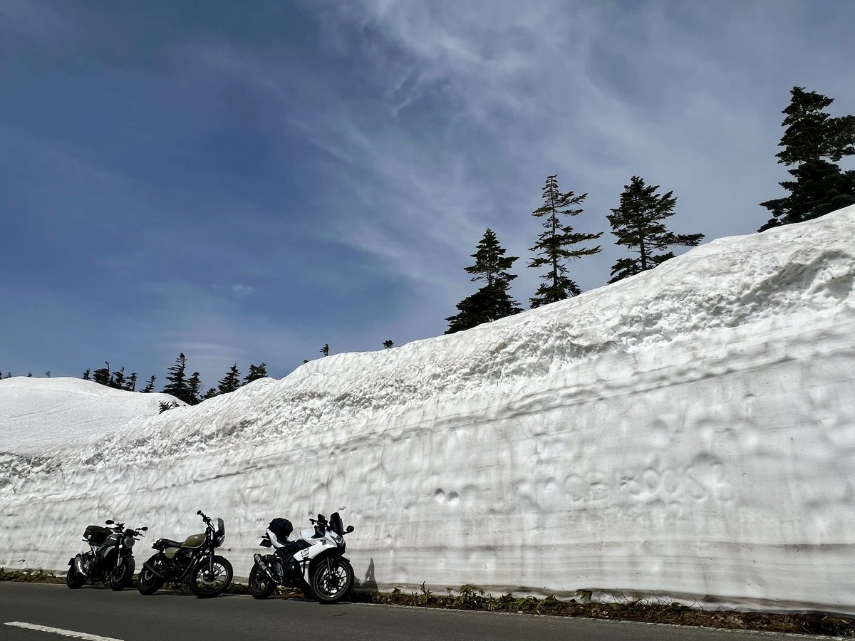 mae_nori's tweet image. 5連休初日⭐️
自分の中のルーティン、毎年恒例の志賀草津高原ルートへのツーリング🏍️
今年は一部区間が雪崩のため開通延期で、万座ハイウェイーから迂回💨
朝は雨降っていましたが、標高が上がるにつれ晴れてきて、めっちゃ気持ちの良いツーリングでした♫
#志賀草津高原ルート #渋峠 #LS2 #LS2三兄弟