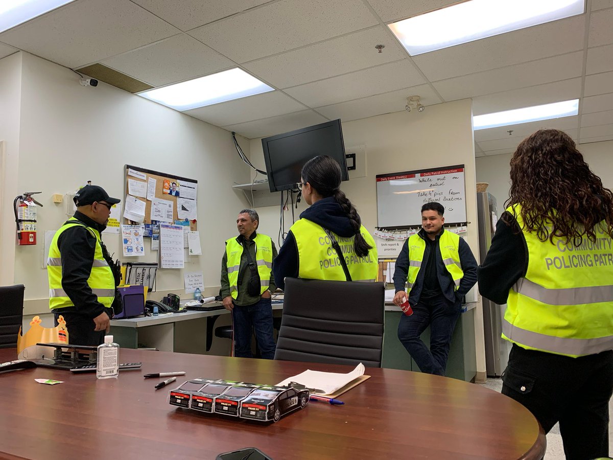 CollingwoodcpcC's tweet photo. 1/3
@CollingwoodCPC
prepared our #Team
#MountPleasant this
Thursday April 24th to patrol our lovely
#MountPleasant
#Community.
Our 3 #volunteers &
staff, including ED Partap, check our area for issues.
Residential neighbourhoods were patrolled.
#CommunityCPC
in action. https://t.co/KQxhzDwjBs