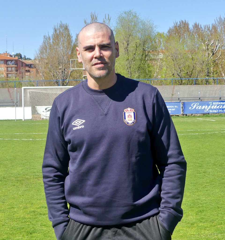 RealAvilaCF's tweet photo. 👋 ¡Buenos días encarnados!

💪 El equipo afronta hoy una nueva sesión de entrenamiento.

✅ Además tendrá lugar la rueda de prensa de presentación del nuevo entrenador así como la previa de la jornada 33.
#VamosRealÁvila ♥️💙 https://t.co/2pVq1NJG8h