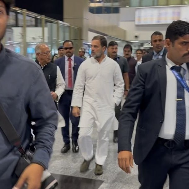INCIndia's tweet photo. नेता विपक्ष श्री @RahulGandhi श्रीनगर पहुंचे हैं।
श्री राहुल गांधी अनंतनाग के GMC अस्पताल में पहलगाम हमले में घायल हुए लोगों और पीड़ित परिवारों से मुलाकात करेंगे।
📍 जम्मू-कश्मीर https://t.co/g9Iw9sAiTm