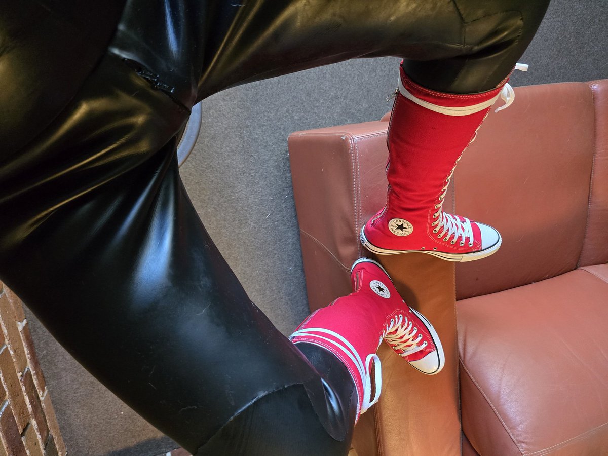 wilrubcoe's tweet photo. Converse and Smoothskin ♨️ https://t.co/JzXaofadUe