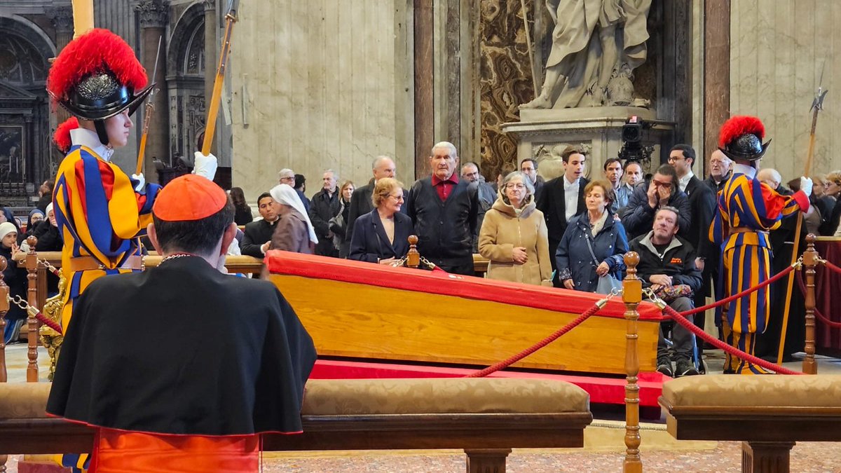 archimadrid's tweet photo. 🔴El @CardenalCobo ha rezado esta mañana ante el #PapaFrancisco, fallecido el pasado lunes, en la basílica de San Pedro.

Toda la #IglesiaDeMadrid se une en oración y agradecimiento por el pontificado del #PapaFrancisco https://t.co/DRaLlSvglL