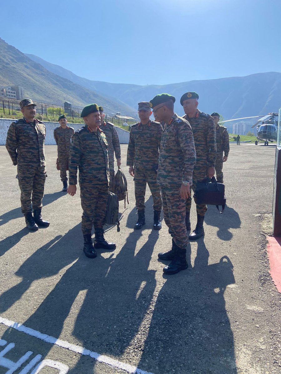 ddnews_guwahati's tweet photo. Indian Army Chief General #UpendraDwivedi reaches #Kashmir and gets a brief by the #NorthernArmyCommander and GOC of 15 #ChinarCorps.
COAS also visits the Victor Force HQs.
#PahalgamTerrorAttack #Pahalgam #pahalgamattack https://t.co/x1XG8GwPS6