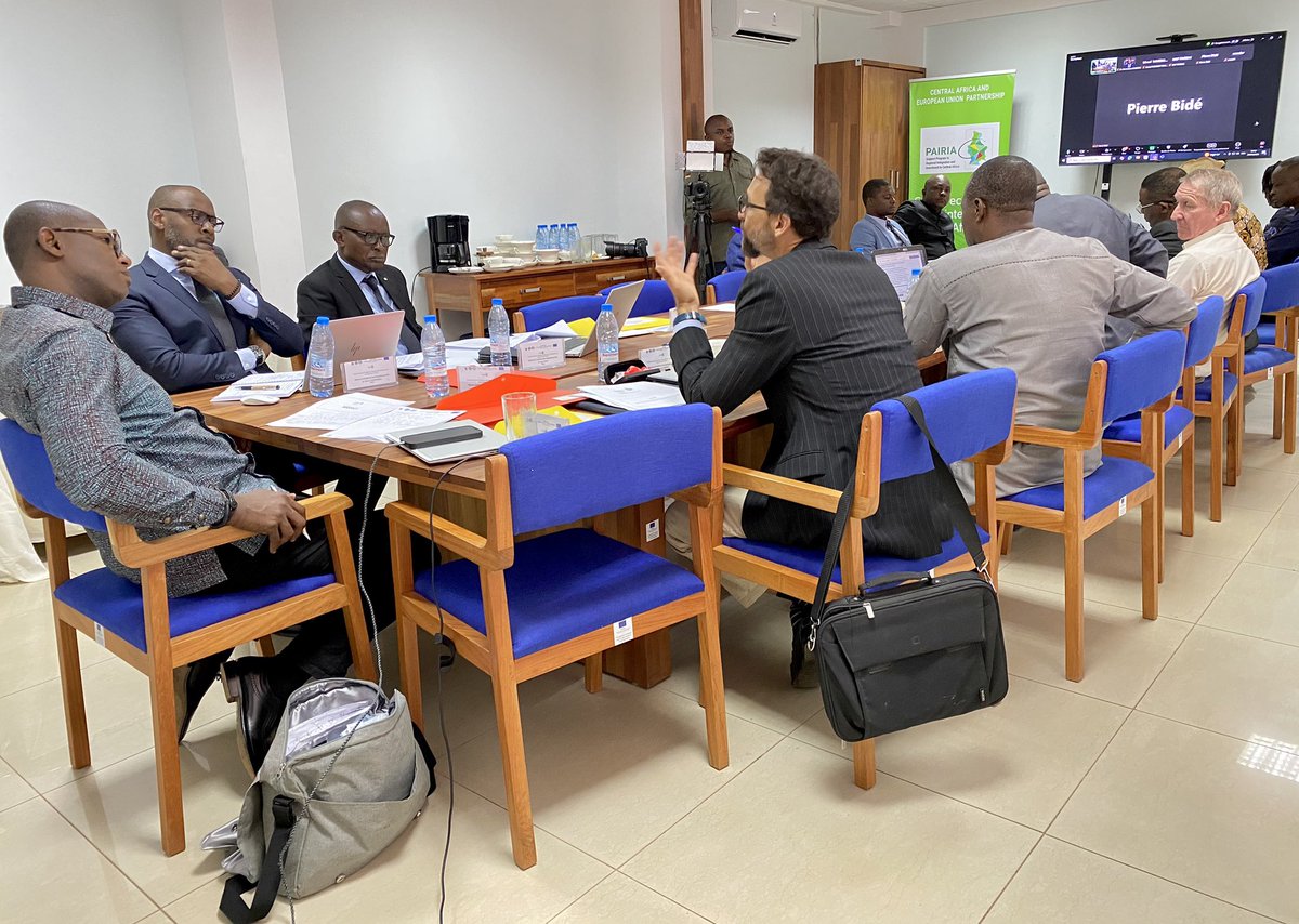 RepCemac237's tweet photo. La troisième réunion du Comité de suivi Opérationnel du PAIRIAC s’est ouverte hier en présence du Représentant-Résident, du Représentant de la CEEAC et de l’Union Européenne.
#CEMAC #PAIRIAC #integrationregionale https://t.co/tftYJkyYrZ