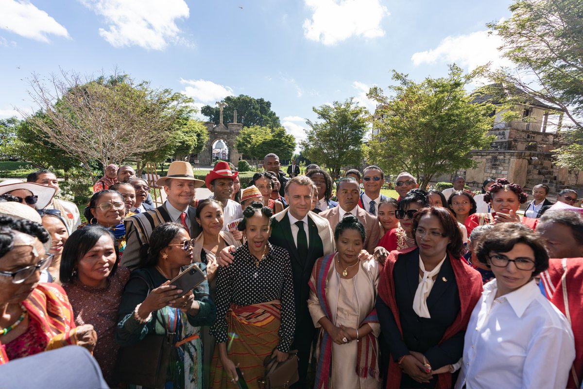Emmanuel Macron (@emmanuelmacron) on Twitter photo Merci Président <a href="/SE_Rajoelina/">Andry Rajoelina</a>, merci Antananarivo, merci Madagascar, pour votre accueil si chaleureux et fraternel durant ces deux jours de visite d’État.
Misaotra ary mandra-pihaona ! Merci Président <a href="/SE_Rajoelina/">Andry Rajoelina</a>, merci Antananarivo, merci Madagascar, pour votre accueil si chaleureux et fraternel durant ces deux jours de visite d’État.
Misaotra ary mandra-pihaona !