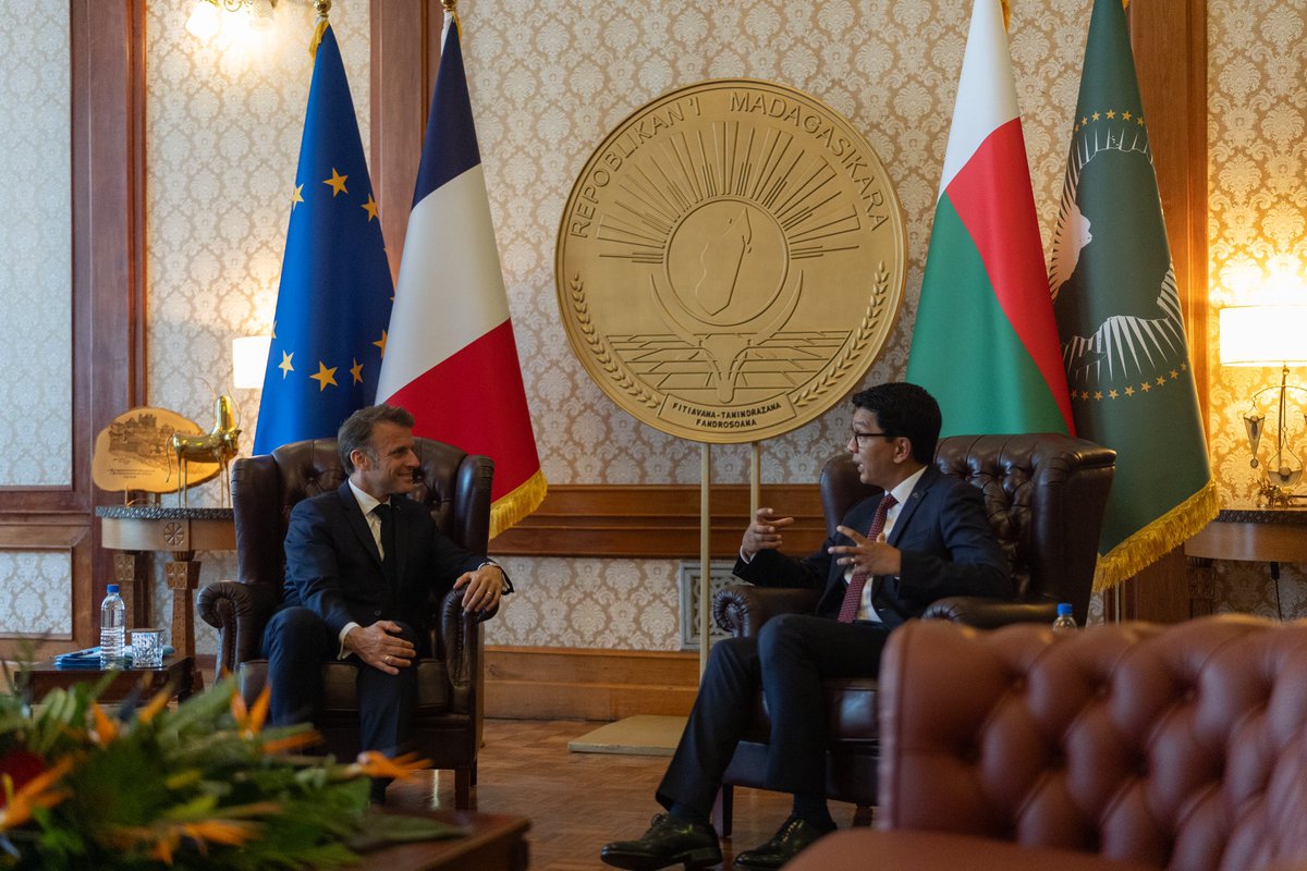 EmmanuelMacron's tweet photo. Merci Président @SE_Rajoelina, merci Antananarivo, merci Madagascar, pour votre accueil si chaleureux et fraternel durant ces deux jours de visite d’État.

Misaotra ary mandra-pihaona ! https://t.co/8QJ1xwKFp7