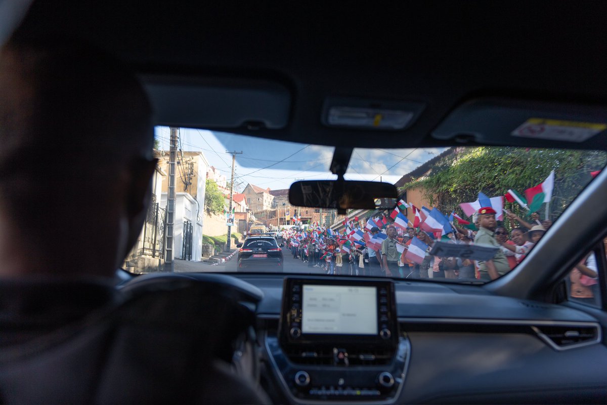 EmmanuelMacron's tweet photo. Merci Président @SE_Rajoelina, merci Antananarivo, merci Madagascar, pour votre accueil si chaleureux et fraternel durant ces deux jours de visite d’État.

Misaotra ary mandra-pihaona ! https://t.co/8QJ1xwKFp7
