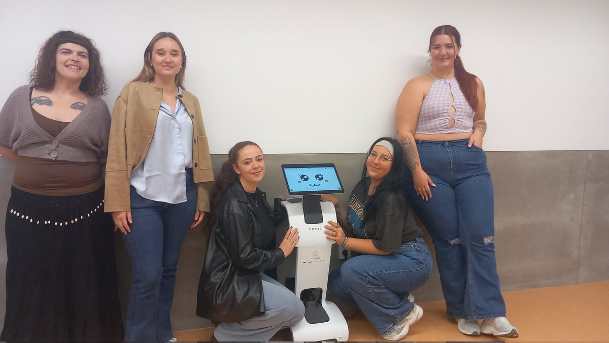 fcopalmausagre's tweet photo. Todo preparado en @FEST_UMA para la jornada #BuenaVecindad @VivirenCasaUMA de @IgualdadAND e @infouma con @P_Recuperacion y la colaboración de #AIDEI + @ArrabalAID con el reto de visibilizar al tejido asociativo y crear redes de apoyo. Con @CONFAVC #isocial @avvMangasVerdes. https://t.co/SS0Hzcge2K