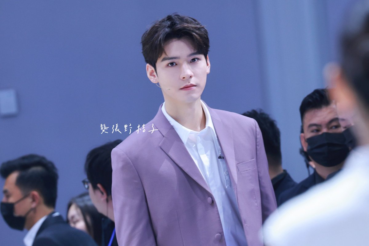 GZOrange's tweet photo. 📆 20250423 
📍BAOJUN product launch at Auto Shanghai 2025

🍇
📸Photo by me.

✨Thanks.
🧥@georgeshobeika Fall 2024 Haute Couture 
🍊@gongjunhahaha our super papa ❤️💙 

#龔俊 #GongJun #GeorgesHobeika https://t.co/k8J9C6yjFv