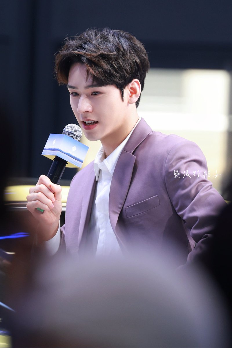 GZOrange's tweet photo. 📆 20250423 
📍BAOJUN product launch at Auto Shanghai 2025

🍇
📸Photo by me.

✨Thanks.
🧥@georgeshobeika Fall 2024 Haute Couture 
🍊@gongjunhahaha our super papa ❤️💙 

#龔俊 #GongJun #GeorgesHobeika https://t.co/k8J9C6yjFv