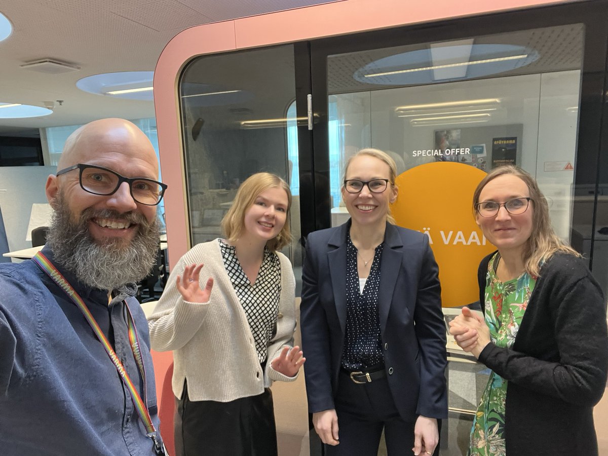 Tänään julkaisemme Varman Q1-tuloksen. Kuvan viestintäjengi paikalla toimistolla ja toinen mokoma linjoilla puhaltamassa yhteen hiileen. <a href="/varma_tweet/">Työeläkeyhtiö Varma</a> <a href="/reinikainen_e/">Elina Reinikainen</a>  <a href="/KaskelaHanna/">Hanna Kaskela</a> <a href="/MarjutTervola/">Marjut Tervola</a>  <a href="/ReettaLeh/">Reetta Lehto</a> <a href="/HannaLeskela/">Hanna Leskelä</a> <a href="/KatjaJarvenpaa/">Katja Järvenpää</a>