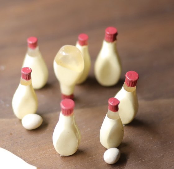 マヨネーズを作っています

#ミニチュアフード
#いっぱいあると可愛い
#マヨネーズ