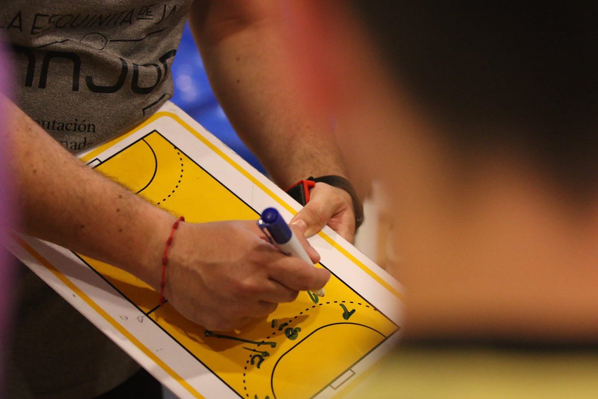 👋 ¡Buenos días, Andaluces!

¡Vamos a por los 𝐂𝐮𝐚𝐫𝐭𝐨𝐬 𝐝𝐞 𝐅𝐢𝐧𝐚𝐥 del #CADEBA25 infantil Femenino y Masculino!

📸 <a href="/raulromeroj/">Raúl Romero</a> 

#BalonmanoAndalucía