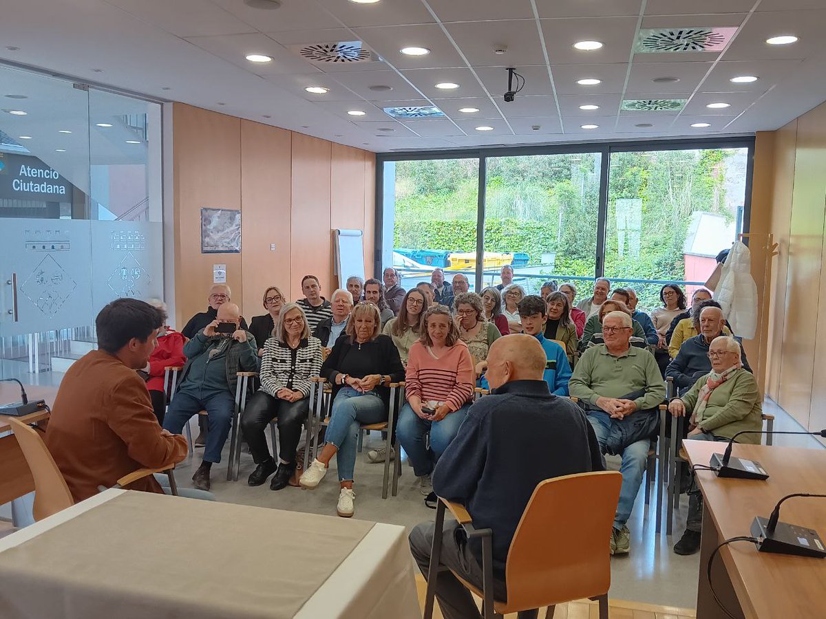 AjSFCodines's tweet photo. ⚖️ Reconeixement a Joan Vilanova que ha exercit com a jutge de pau els darrers 18 anys a #SantFeliudeCodines  i benvinguda a la nova jutgessa de pau, Pilar Borrell.

El Ple celebrat ahir va aprovar el nomenament Josep Parés com a jutge de pau substitut

ℹ️https://t.co/cmCajmzj2e https://t.co/JUFpBK7Hab