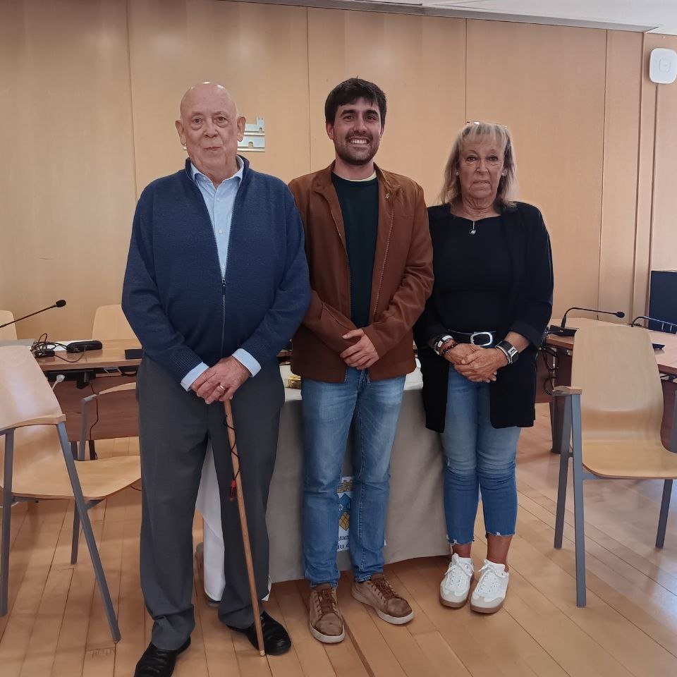 AjSFCodines's tweet photo. ⚖️ Reconeixement a Joan Vilanova que ha exercit com a jutge de pau els darrers 18 anys a #SantFeliudeCodines  i benvinguda a la nova jutgessa de pau, Pilar Borrell.

El Ple celebrat ahir va aprovar el nomenament Josep Parés com a jutge de pau substitut

ℹ️https://t.co/cmCajmzj2e https://t.co/JUFpBK7Hab