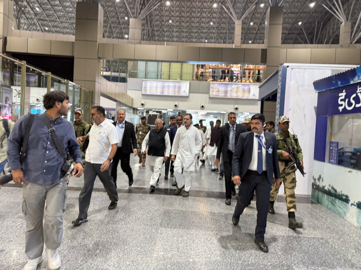 INCIndia's tweet photo. नेता विपक्ष श्री @RahulGandhi श्रीनगर पहुंचे हैं।
श्री राहुल गांधी अनंतनाग के GMC अस्पताल में पहलगाम हमले में घायल हुए लोगों और पीड़ित परिवारों से मुलाकात करेंगे।
📍 जम्मू-कश्मीर https://t.co/g9Iw9sAiTm