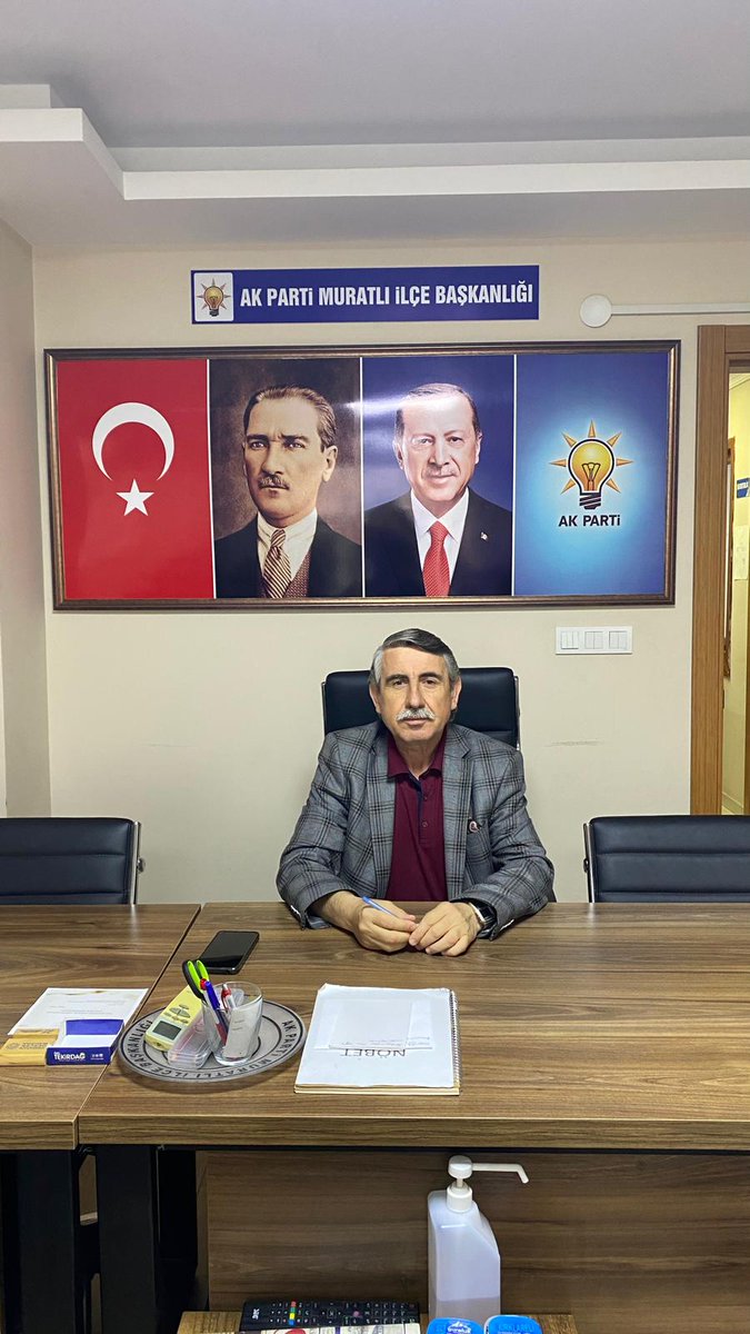 muratliakparti's tweet photo. Kapılarımızın kıymetli hemşerilerimize daima açık olduğu İlçe Başkanlığımızdaki bugünkü nöbetçimiz: İlçe Başkan Yardımcısı Hasan BOZBEY’dir. https://t.co/9D6kWROEpf