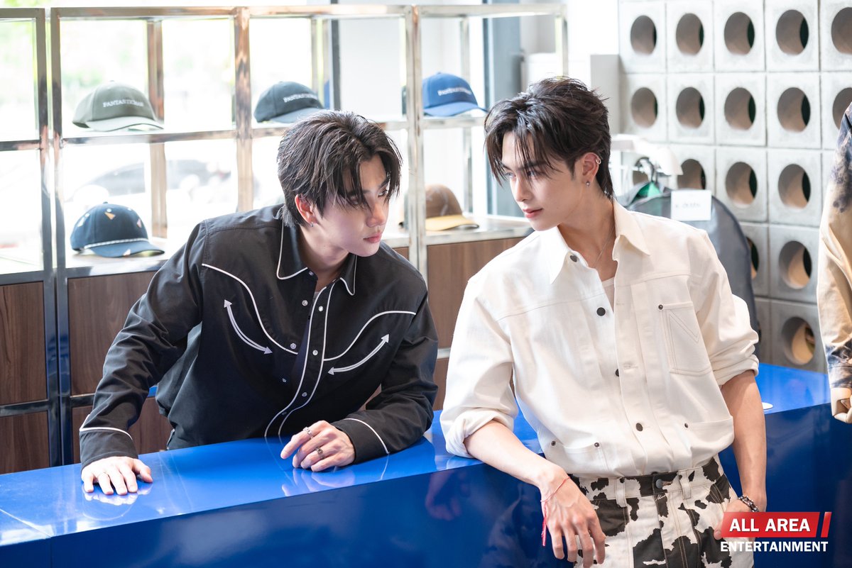 allarea_ent's tweet photo. 2 หนุ่มสุดหล่อ “เพิร์ธ - แซนต้า” ร่วมถ่ายทอดสไตล์อันโดดเด่นกับแคมเปญสุดพิเศษ “Be Your Own Muse”

PERTHSANTA AT COMMAAND

#CommaAndxPerthSanta 
#CommaAndBeYourOwnMuse
#CommaAndxPingHatta
#CommaAnd2ndAnniversary
#PerthSanta #เพิร์ธแซนต้า
#PerthTanapon #Santapp https://t.co/vJpWw8NdYd