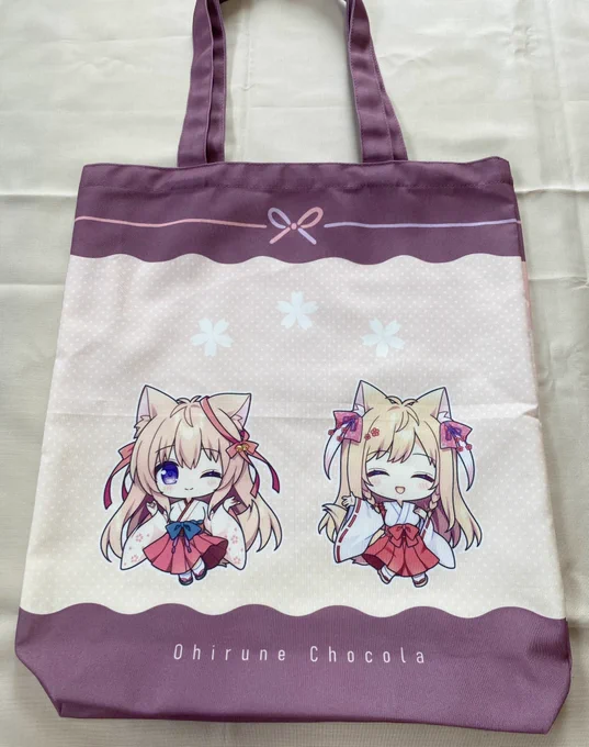 【グッズ写真②】トート・缶バッジ サークル初のフルグラフィックトートです。 マチ付きでA4サイズも収納可能! FANBOX限定の缶バッジはホログラム控えめなので絵柄の邪魔をせず存在感のある57mmです!
