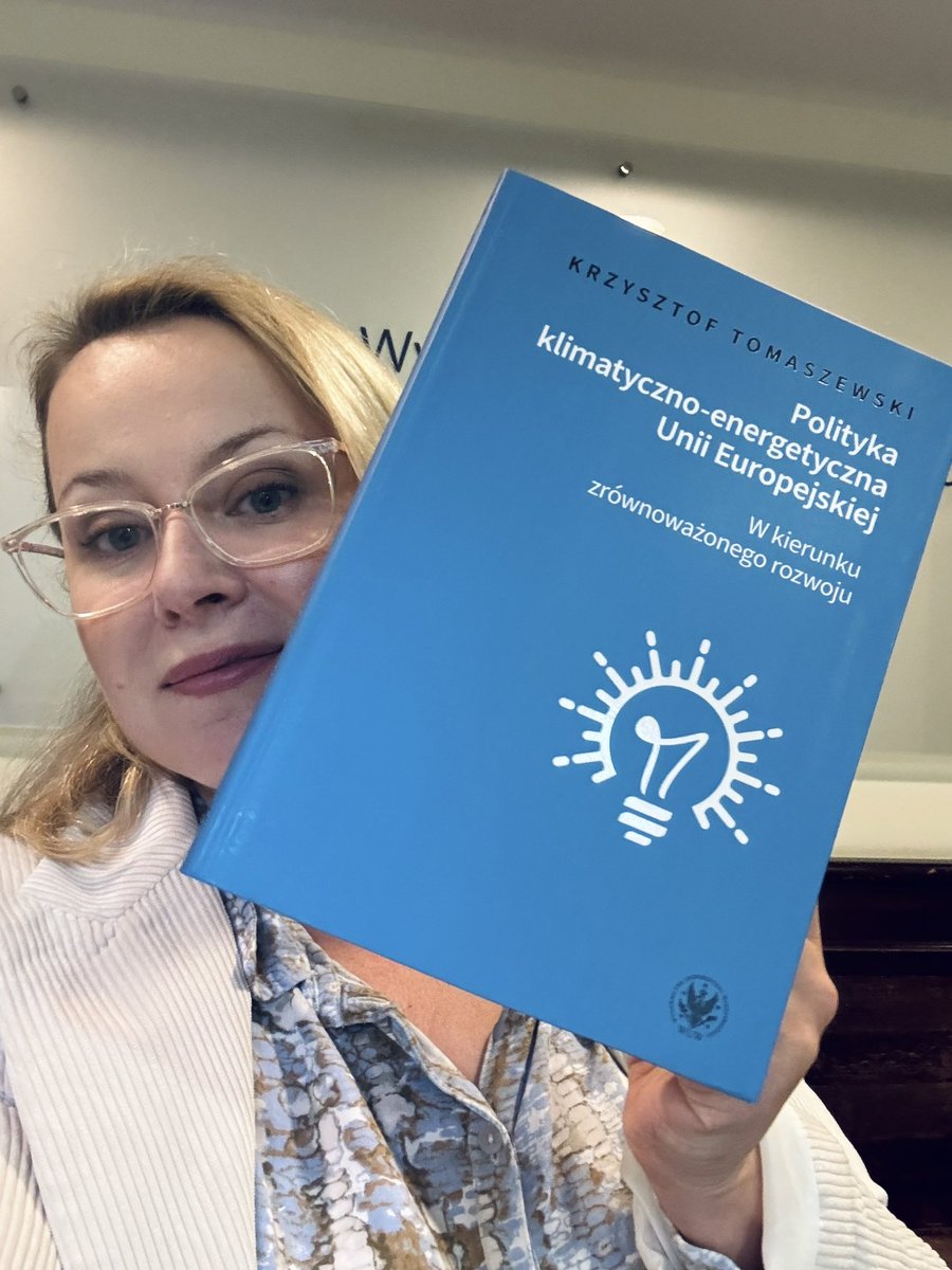 📕NOWOŚĆ! Polecam najnowszą książkę mojego kolegi z Katedry, prof. Krzysztofa Tomaszewskiego: „Polityka klimatyczno-energetyczna Unii Europejskiej. W kierunku zrównoważonego rozwoju” – solidna analiza wyzwań i kierunków transformacji w UE.
#klimat #UE #energia <a href="/WNPiSM/">WNPiSM UW</a>