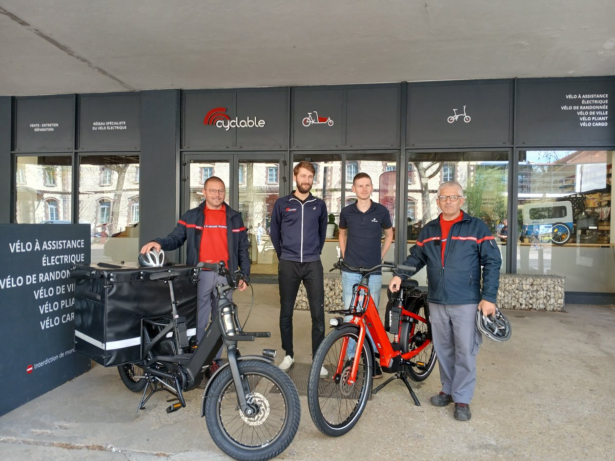 SDIS_10's tweet photo. 🚴♂️🌱 Dans le cadre de sa démarche de développement durable et pour encourager la #mobilité douce, le SDIS de l’Aube s’équipe de 2 vélos électriques
Fabriqués à #Romilly, ces vélos sont désormais à disposition de l’État-major pour les déplacements dans l’agglomération troyenne https://t.co/B2NvPMItBU