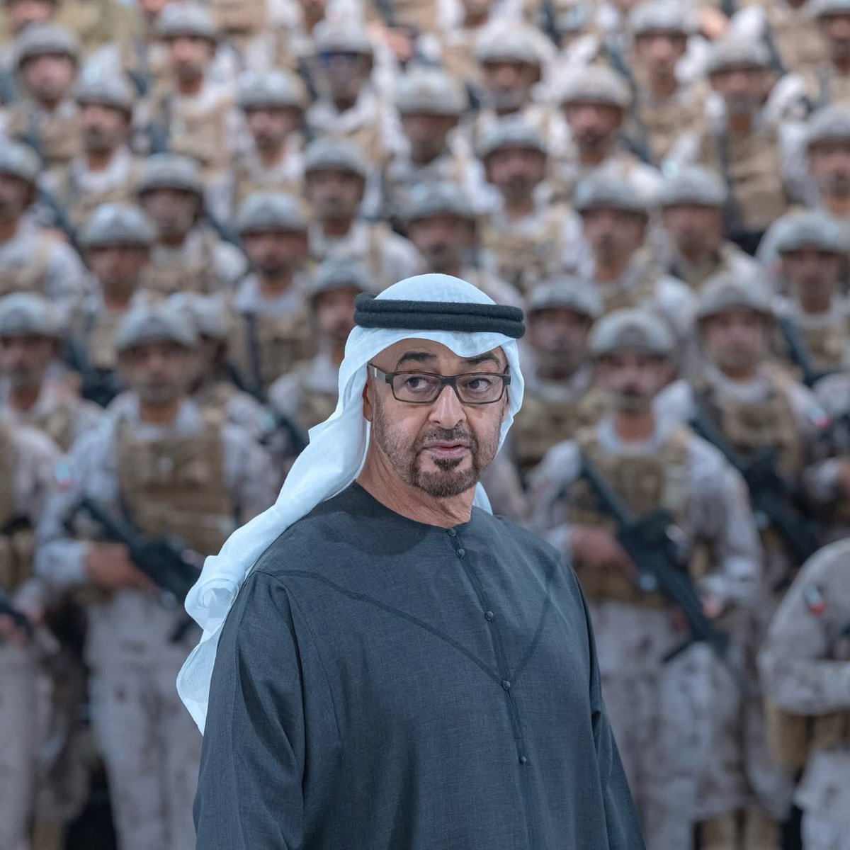 #محمد_بن_زايد 

عْلومنا ،، عند الدفاع تْـبين
و يوم الهجوم تْنومس العربان

يا سيّدي .. من واحد و سبعين
و احنا ذرى الدولة عن العدوان

رصاصنا ما بين عين و عين
وْ وقفاتنا يشهد لها الميدان

ابشر بنا .. يوم النهار الشين
لا صكّت الحلْقة على لبطان