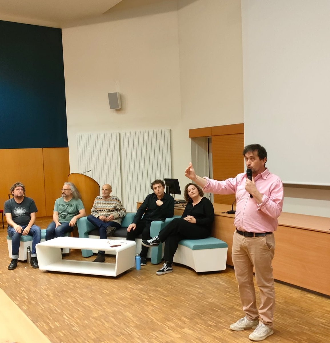 Centre Inria de l'Université de Lorraine (@inria_nancy) on Twitter photo 🤖 Salle pleine pour le #ProcèsDuRobot à la <a href="/FstNancy/">FST Nancy</a> dans le cadre du congrès <a href="/MAThenJEANS/">MATh.en.JEANS</a> 🙌 Les scientifiques Alain Dutech, Romain Serizel, Samuel Nowakowski & la compagnie <a href="/CracheTexte/">Crache-Texte</a> ont parlé #IA #robotique devant 430 élèves & enseignants 😊 <a href="/Inria/">Inria</a> <a href="/labo_Loria/">Loria</a> 🤖 Salle pleine pour le #ProcèsDuRobot à la <a href="/FstNancy/">FST Nancy</a> dans le cadre du congrès <a href="/MAThenJEANS/">MATh.en.JEANS</a> 🙌 Les scientifiques Alain Dutech, Romain Serizel, Samuel Nowakowski & la compagnie <a href="/CracheTexte/">Crache-Texte</a> ont parlé #IA #robotique devant 430 élèves & enseignants 😊 <a href="/Inria/">Inria</a> <a href="/labo_Loria/">Loria</a>