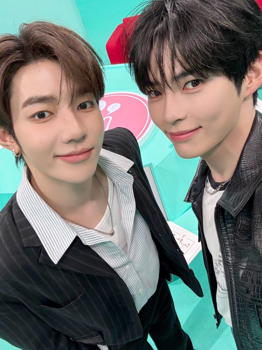 _𝗭𝗘𝗥𝗢𝗙𝗢𝗖𝗨𝗦

'대식베이스원'의 첫 탄생을 아시나요?
그것은 바로...
제로즈의 사랑을 한가득 먹었기 때문이죠...🌹💙 

#ZEROBASEONE #ZB1 
#제로베이스원