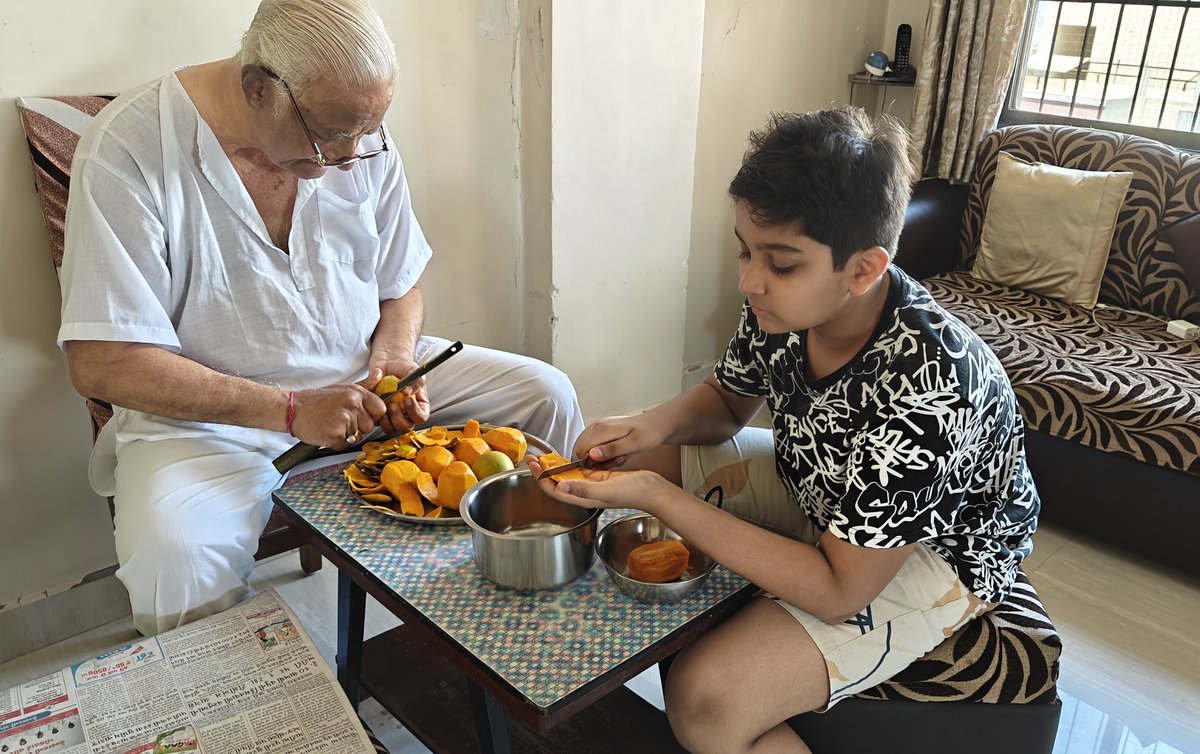 maulikdr's tweet image. અનુભવનું ભાથું
શ્રેષ્ઠ પાસેથી શીખવું! 🧡 દાદા-દાદી ને કેરી સમારતા જોવાથી બાળકો ન કેવળ કેરી વિશે નું જ્ઞાન મેળવે છે પણ જીવનમાં ખૂબ જરૂરી
ધીરજ, કાળજી અને સરળ નાના કાર્યોનો આનંદ શીખે છે. ઘરે આ પળો પ્રેમ અને પરંપરાના અમૂલ્ય પાઠ છે, અણમોલ છે. #parenting