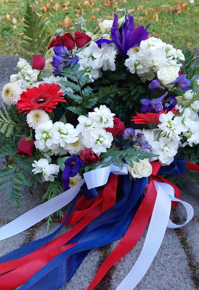 AmbafranceNZ's tweet photo. Ambassador @Laurence_Beau and the French Embassy staff joined ANZAC Day commemorations at the #Pukeahu National War Memorial and the Wellington Citizens' War Memorial. Honouring the sacrifice and legacy of those who served. #LestWeForget https://t.co/OAfuWRkBLv