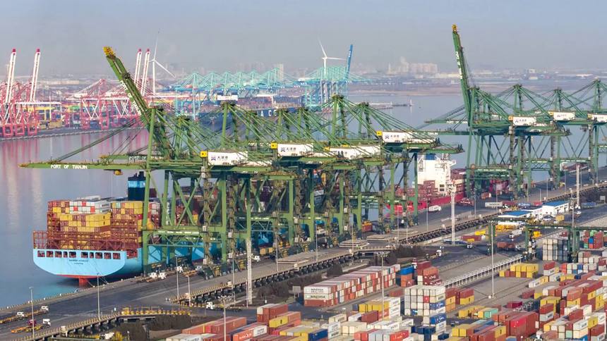 🇨🇳⚔️🇺🇲
🔴الهدوء الذي يسبق العاصفة الاقتصادية": لماذا يجب أن تراقبوا وصول السفن من الصين في مايو؟

بدأت حرب الرسوم الجمركية في الولايات المتحدة في أوائل أبريل، ويستغرق نقل الحاويات من الصين إلى لوس أنجلوس حوالي 30 يوماً، و45-55 يوماً لنقلها إلى نيويورك أو المدن الداخلية في