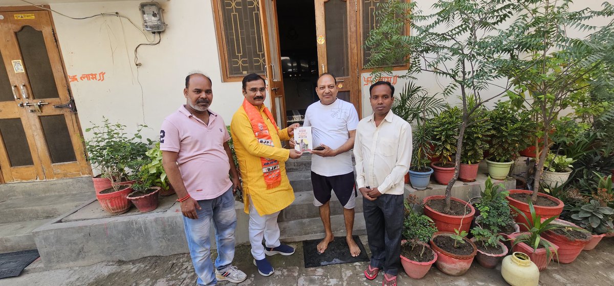 dileeppatelbjp's tweet photo. संविधान निर्माता, भारत रत्न 'डॉ. भीमराव अंबेडकर सम्मान अभियान'  के अंतर्गत अनुसूचित जाति एवं अनुसूचित जनजाति के प्रबुद्धजनों से मुलाकात कर बाबा साहब के जीवन की सच्चाई तथा विचारों पर लिखित पुस्तिका को भेंट किया।
@BJP4India @BJP4UP @BJPKashiKshetra @BJP4Delhi @blsanthosh @idharampalsingh @sunilbansalbjp @