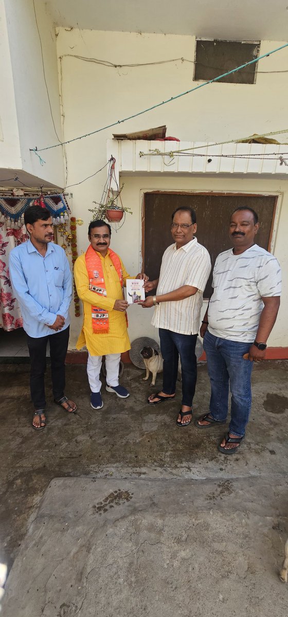 dileeppatelbjp's tweet photo. संविधान निर्माता, भारत रत्न 'डॉ. भीमराव अंबेडकर सम्मान अभियान'  के अंतर्गत अनुसूचित जाति एवं अनुसूचित जनजाति के प्रबुद्धजनों से मुलाकात कर बाबा साहब के जीवन की सच्चाई तथा विचारों पर लिखित पुस्तिका को भेंट किया।
@BJP4India @BJP4UP @BJPKashiKshetra @BJP4Delhi @blsanthosh @idharampalsingh @sunilbansalbjp @