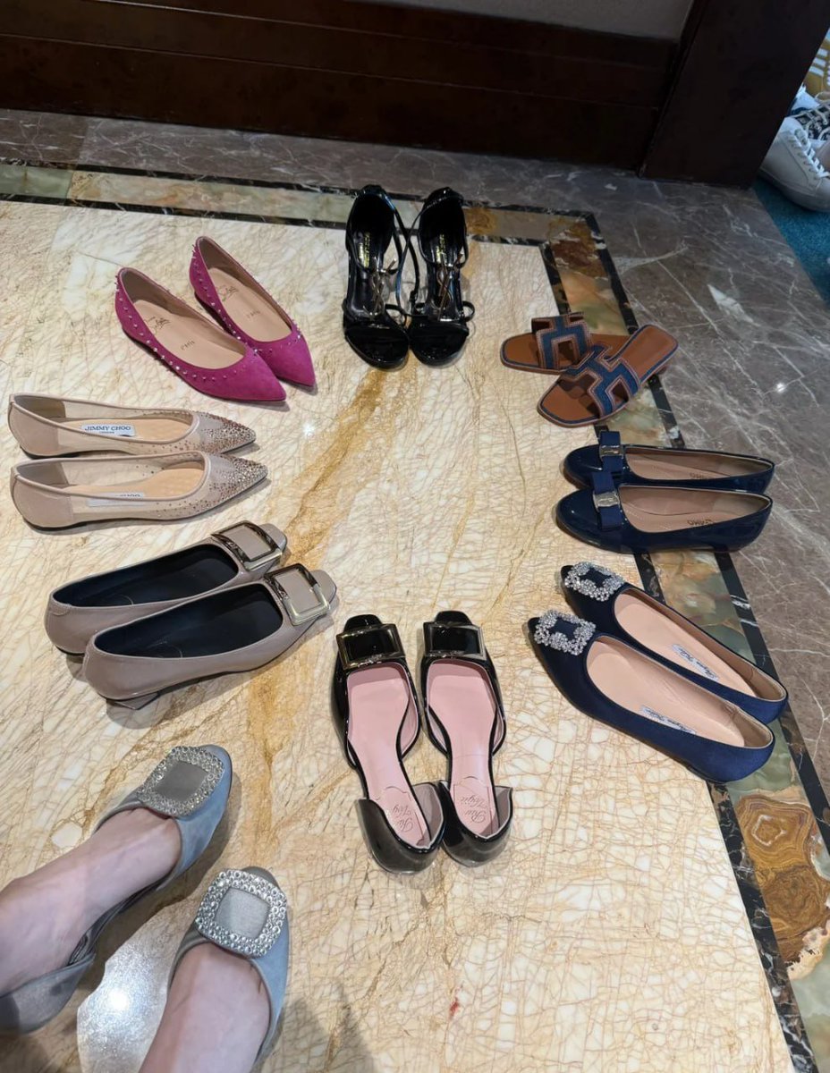 👠 今日の悩みタイム：どの靴を選べば気分とコーデにぴったり合うかな？✨ どの一足も私を呼んでるようで、幸せな悩みだね！💖❤️