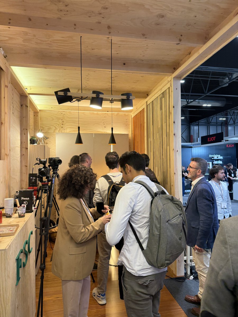 FSC España (@fsc_spain) on Twitter photo Nuestro estand también acogió una conversación sobre el impacto de la madera en proyectos constructivos en España y otros países🏗️
🎙️ María Mora (Michael Green Architects), Julen Pérez (<a href="/WaughThistleton/">Waugh Thistleton Architects</a> ) y Fermín Montequín (<a href="/infinitohub/">Infinito Delicias</a> ), con Inés Leal (<a href="/grupotecmared/">GRUPO TECMA RED</a> ) Nuestro estand también acogió una conversación sobre el impacto de la madera en proyectos constructivos en España y otros países🏗️
🎙️ María Mora (Michael Green Architects), Julen Pérez (<a href="/WaughThistleton/">Waugh Thistleton Architects</a> ) y Fermín Montequín (<a href="/infinitohub/">Infinito Delicias</a> ), con Inés Leal (<a href="/grupotecmared/">GRUPO TECMA RED</a> )