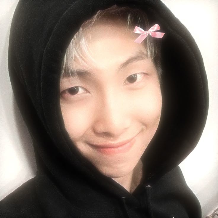 namjoson's tweet photo. RT DEAL for #RM 
AMA (Favourite K-pop Artist) 
✨50 votes 

Rules: 
- Follow @voteFlower_S2 
- Rt &amp; Like this Tweet
- Drop proofs (min 45) 

2 Days
FOR #RM https://t.co/Sz0CULJC2P