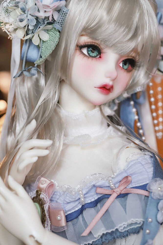 DOLKSTATION's tweet photo. 【DOLK×Peak’s Woods】⚜️世界30体限定⚜️

絶世の美貌『Goldie - FORGET ME NOT ver.』が新登場！

➡https://t.co/iOgQbfaKRA

アーティストSalt Desert氏の限定メイクによって、様々な表情で魅せる限定Goldieが誕生。印象的な赤リップ、長い睫毛が影を落とす神秘的な視線をお楽しみください。 https://t.co/NwpT2E2jqk