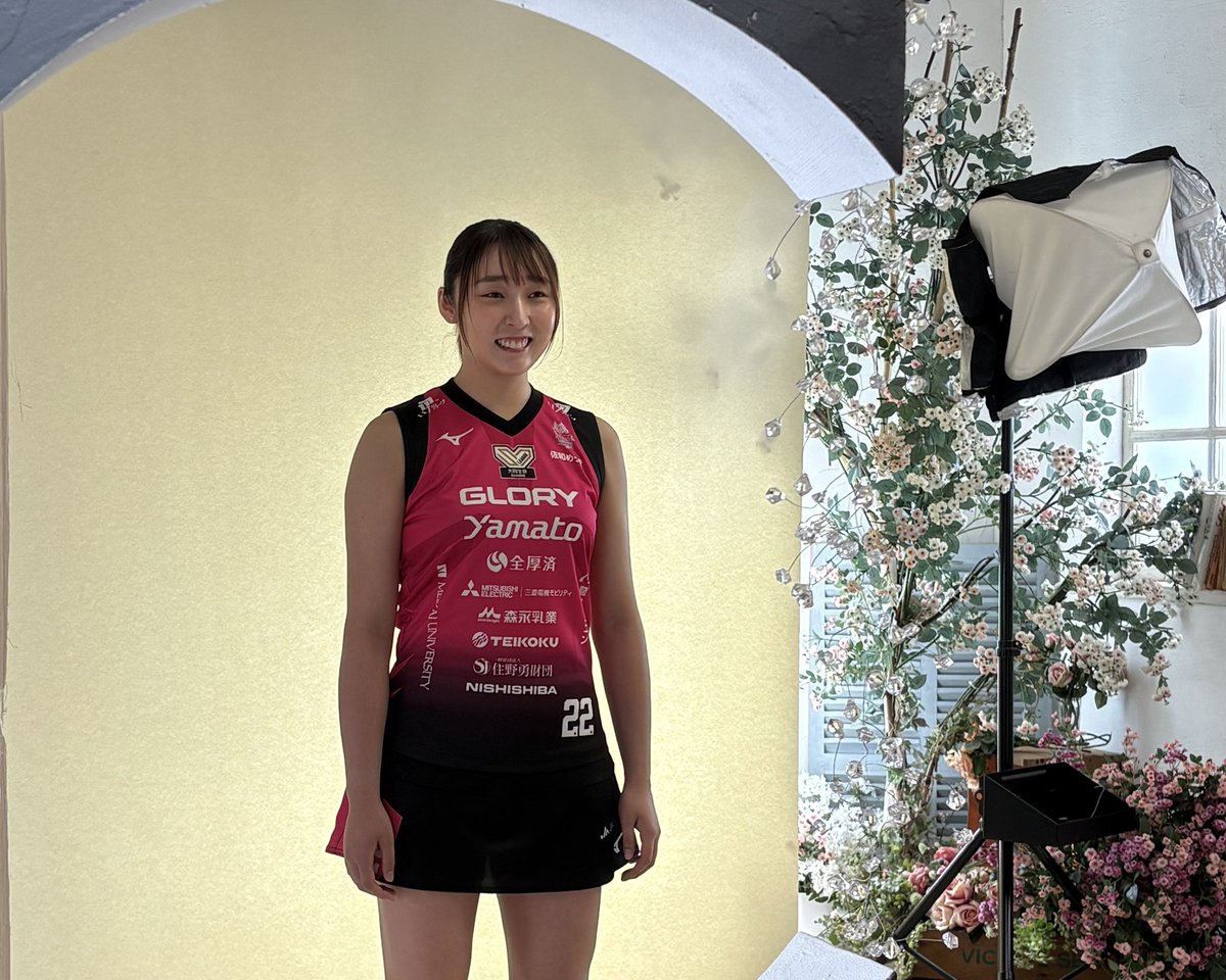 victorinahimeji's tweet photo. 先日、クラブのスポンサーである「ism」さまに荒谷栞選手の宣材写真を撮影していただきました‼️

その様子をちょこっと公開🤭❤️

撮影した写真は5/11の『ファン感謝DAY2025』に等身大パネルとして登場します！
ぜひ一緒に写真を撮ってください😆🌸🌸

#ヴィクトリーナ姫路 #ism #荒谷栞 https://t.co/86yBQkGoIp