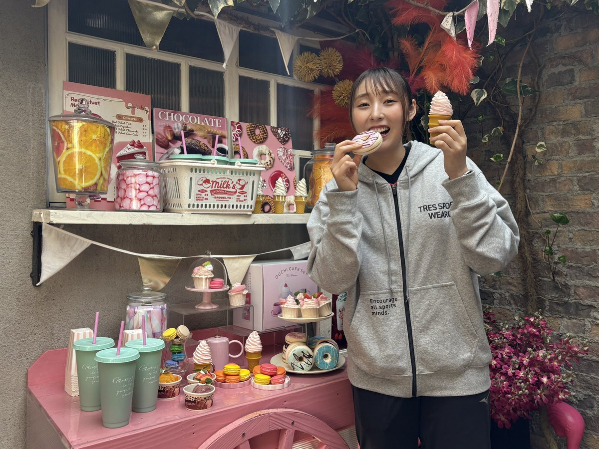 victorinahimeji's tweet photo. 先日、クラブのスポンサーである「ism」さまに荒谷栞選手の宣材写真を撮影していただきました‼️

その様子をちょこっと公開🤭❤️

撮影した写真は5/11の『ファン感謝DAY2025』に等身大パネルとして登場します！
ぜひ一緒に写真を撮ってください😆🌸🌸

#ヴィクトリーナ姫路 #ism #荒谷栞 https://t.co/86yBQkGoIp