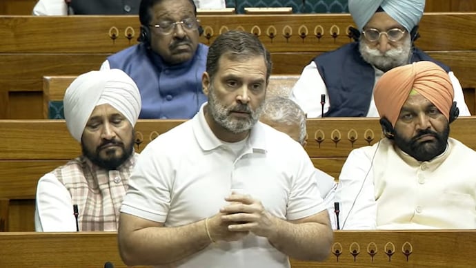 NewsAlgebraIND's tweet photo. BIG BREAKING NEWS 🚨 Supreme Court slams Rahul Gandhi for derogatory remarks against Veer Savarkar 🔥🔥

SC - "Veer Savarkar gave us freedom and you treat him like this"

"Does Rahul Gandhi know that even Mahatma Gandhi used the phrase ‘your faithful servant'?"

"Will Rahul Gandhi call Mahatma Gandhi a servant of the British?"

"We will take suo motu cognisance if Rahul Gandhi makes controversial statements in future" ⚡- SC WARNS