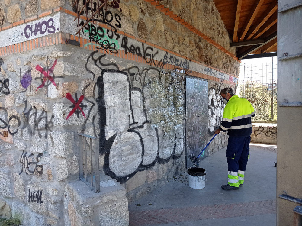 ValorizaSM's tweet photo. En Valoriza cuidamos el mobiliario urbano como en Collado Villalba.
Junto al @AyuntamientoCV lanzamos “Esto aquí no pinta nada” para acabar con los grafitis.
Más de 9.000 m² limpiados cada año. ¡Entre tod@s, una ciudad más limpia!
#CompromisoUrbano #Futurosostenible https://t.co/LcqUPGbYGM
